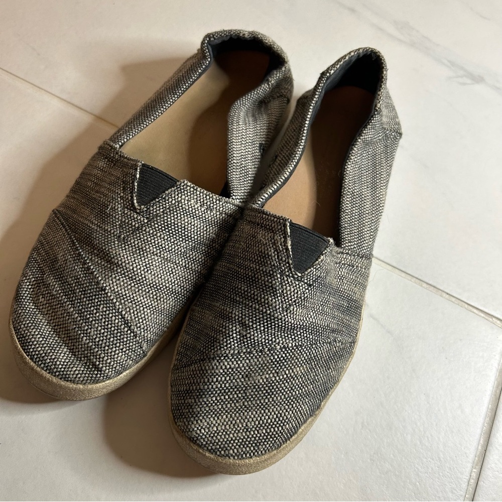TOMS Monochrome Patterned grey / black & white  Slip-Ons. Flats. EUC!